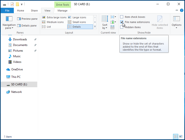 Zrzut ekranu przedstawiający najechanie na pole wyboru "Rozszerzenia nazw plików" w systemie Windows 10